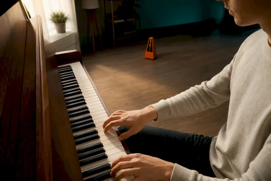 Beginnende pianist speelt een bluespatroon