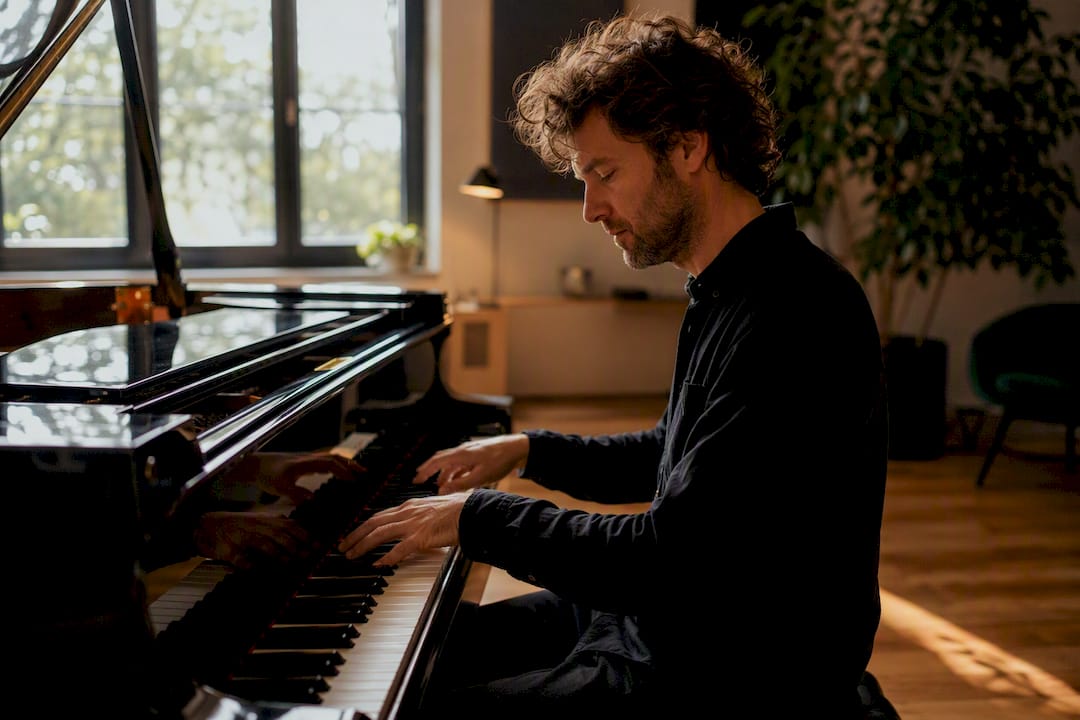Handen bespelen pianotoetsen met dynamiek