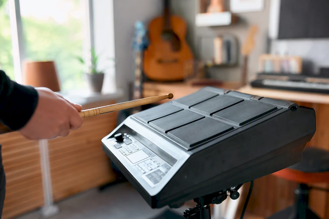 Detailfoto van een tweedehands elektronische drumpad met drumstok.