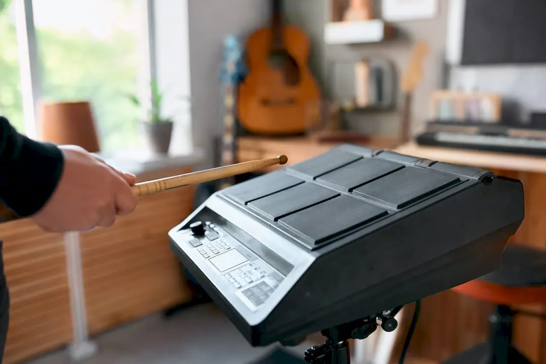 Detailfoto van een tweedehands elektronische drumpad met drumstok.