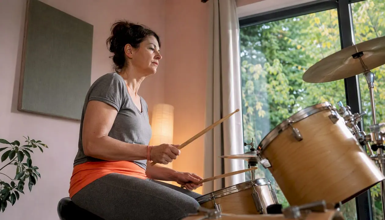 Bovenaanzicht van een vrouwelijke drummer die oefent met de Franse greep