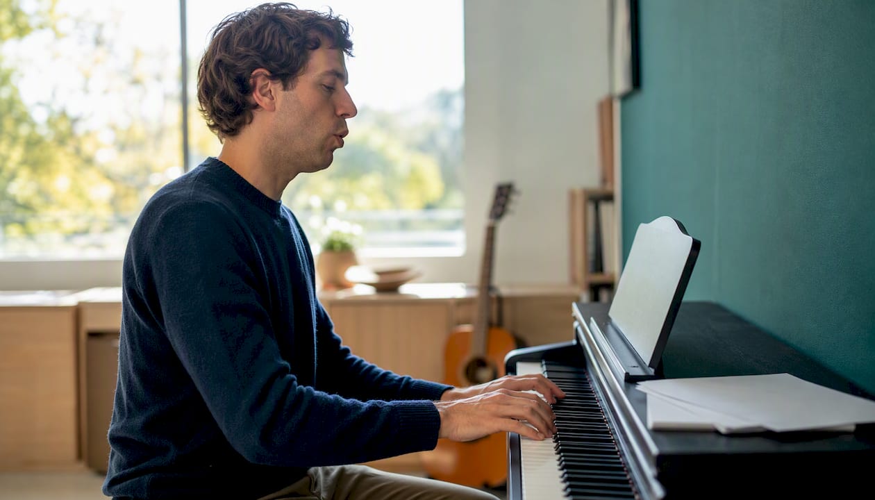 Met mijn handen op de pianotoetsen oefen ik een melodie.