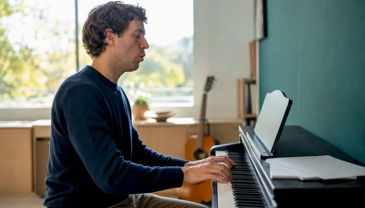Met mijn handen op de pianotoetsen oefen ik een melodie.