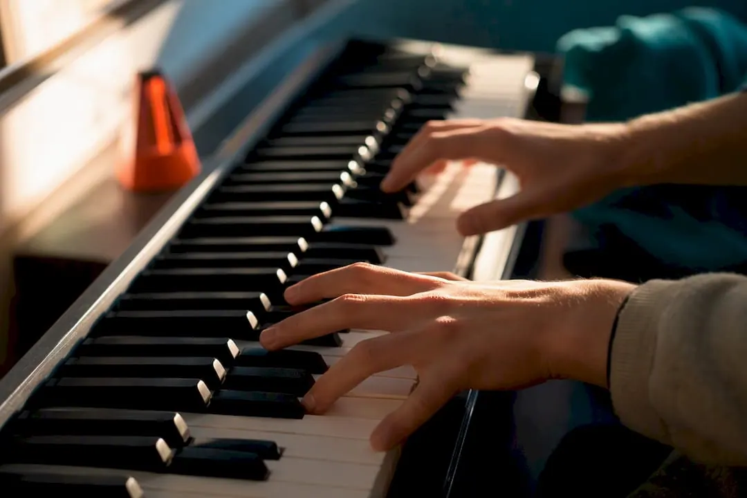 Omkeringen bij pianoakkoorden: uitleg en oefenschema