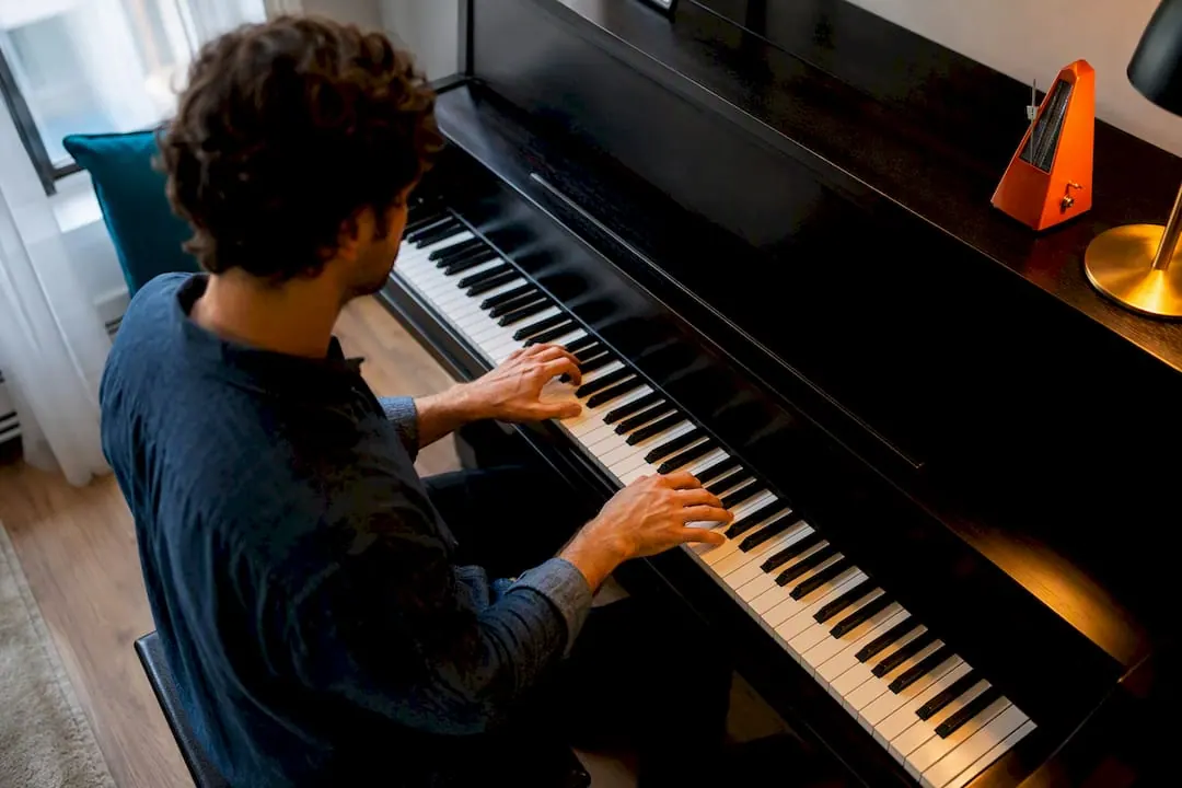 Pianist oefent toonladders in een rustige ruimte