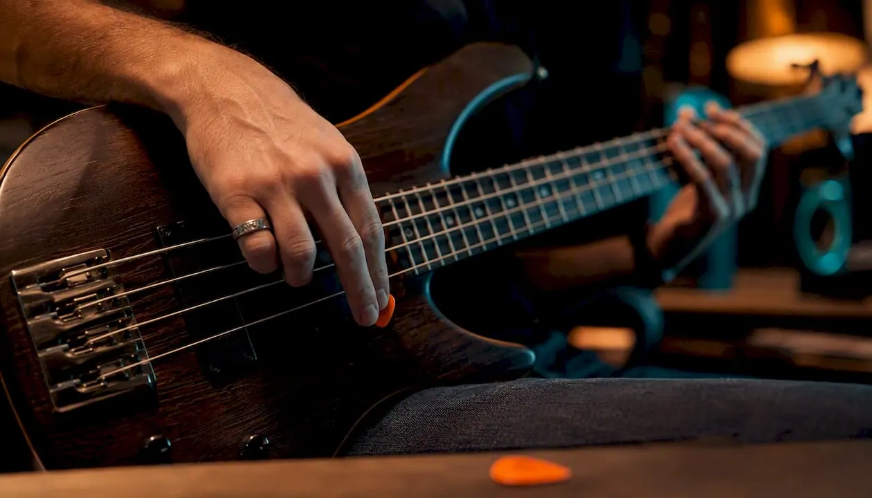 Bassist wisselt af en toe tussen plectrum en vingers