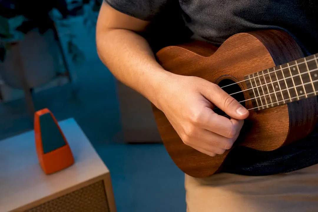 Hand oefent een slagpatroon op de ukelele