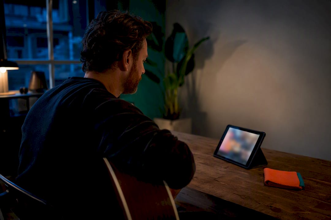 Beginner kiest tussen verschillende online muzieklessen
